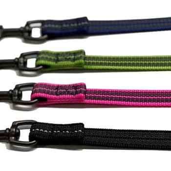 Gummierte Hundeleine, 20 mm breit, mit reflektierendem Mittelstreifen und schwarzem Sprengerkarabiner, ideal für Spaziergänge und Training.